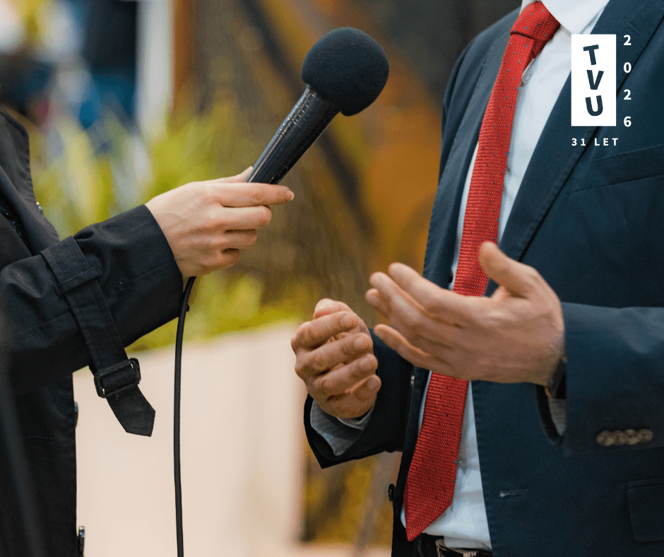 novinar z mikrofonom